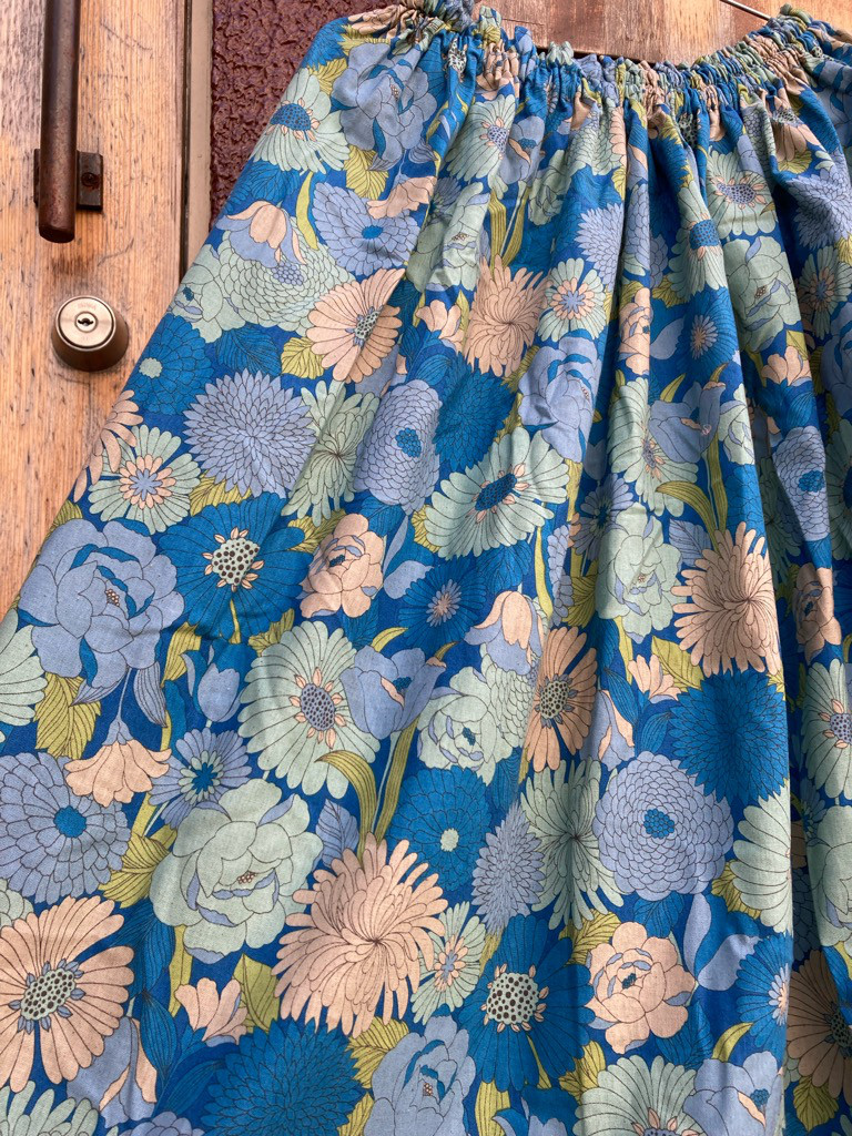 和モダン　ブルー　はな　花　レトロ花柄スカート　大人スカート　スカート　ギャザースカート　ふんわりスカート　華　フラワー
