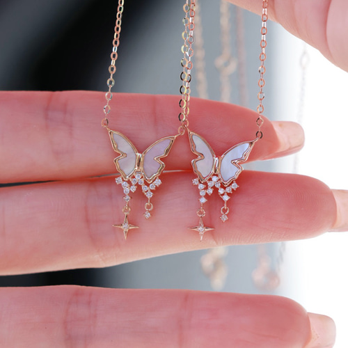 蝶々モチーフ シェルピアスk18 ピアス（スタッド・一粒） パール
