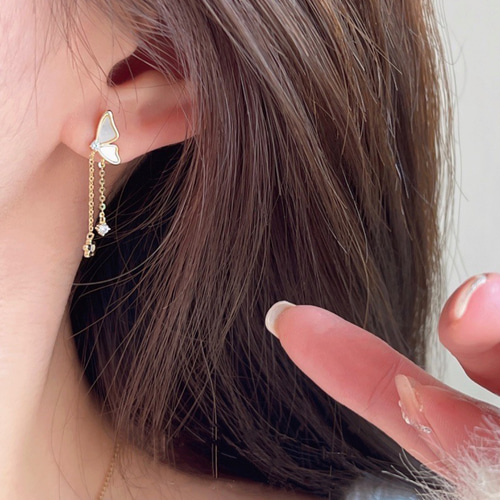 蝶々モチーフ シェルピアスk18 ピアス（スタッド・一粒） パール