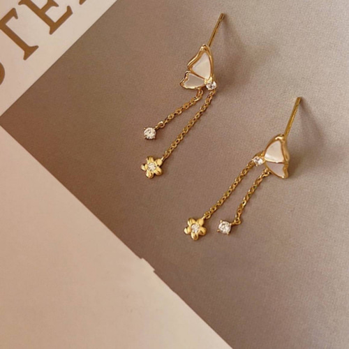 蝶々モチーフ シェルピアスk18 ピアス（スタッド・一粒） パール