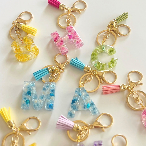気分が上がる》ドライフラワーのイニシャルキーホルダー(ブロック体