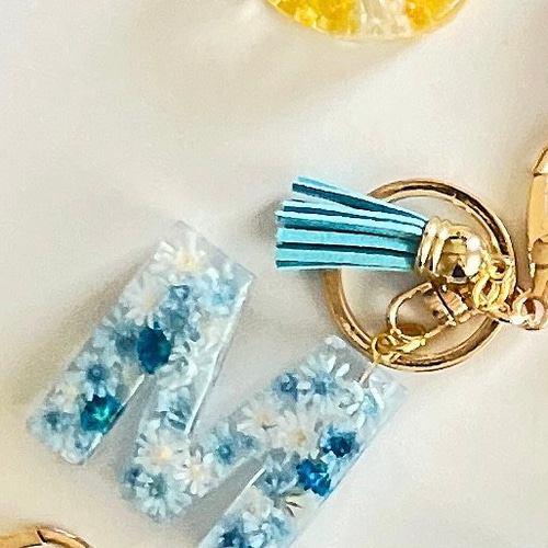 気分が上がる》ドライフラワーのイニシャルキーホルダー(ブロック体
