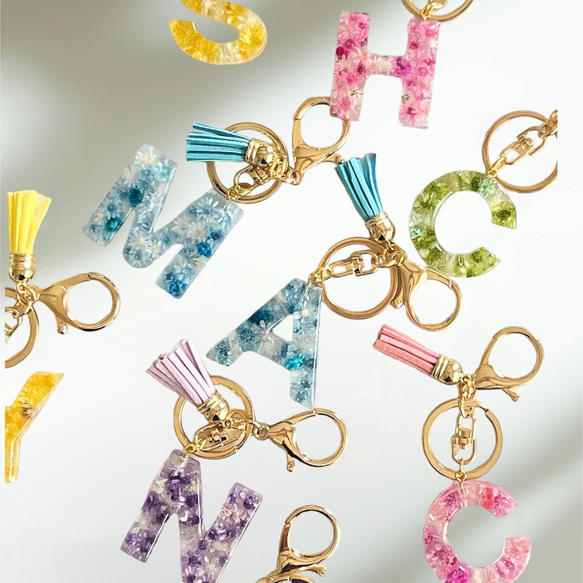 気分が上がる》ドライフラワーのイニシャルキーホルダー(ブロック体