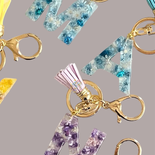 気分が上がる》ドライフラワーのイニシャルキーホルダー(ブロック体