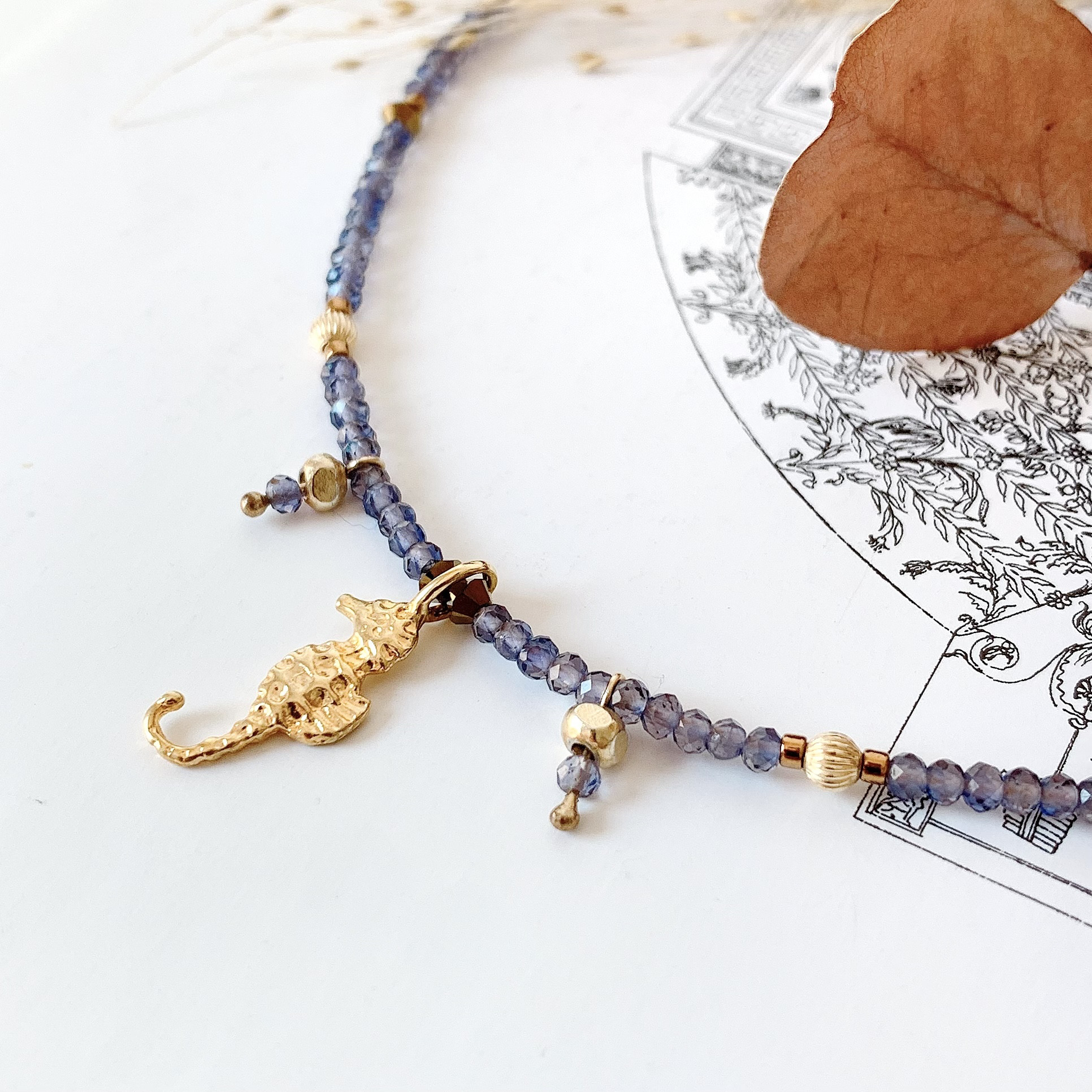 18k vermeilタツノオトシゴペンダントと天然石アイオライトビーズのネックレス 14kgf