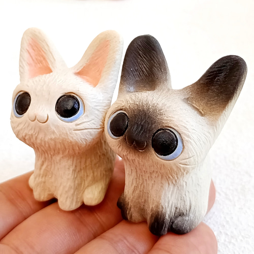 白猫・シャム猫とても小さな人形 A or B 動物の陶器 その他置物