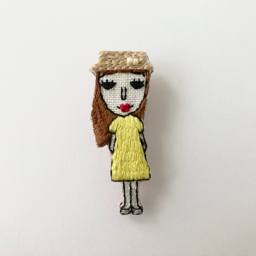 麦わら帽子の女の子 黄色いワンピース 刺繍ブローチ ブローチ カザマル 