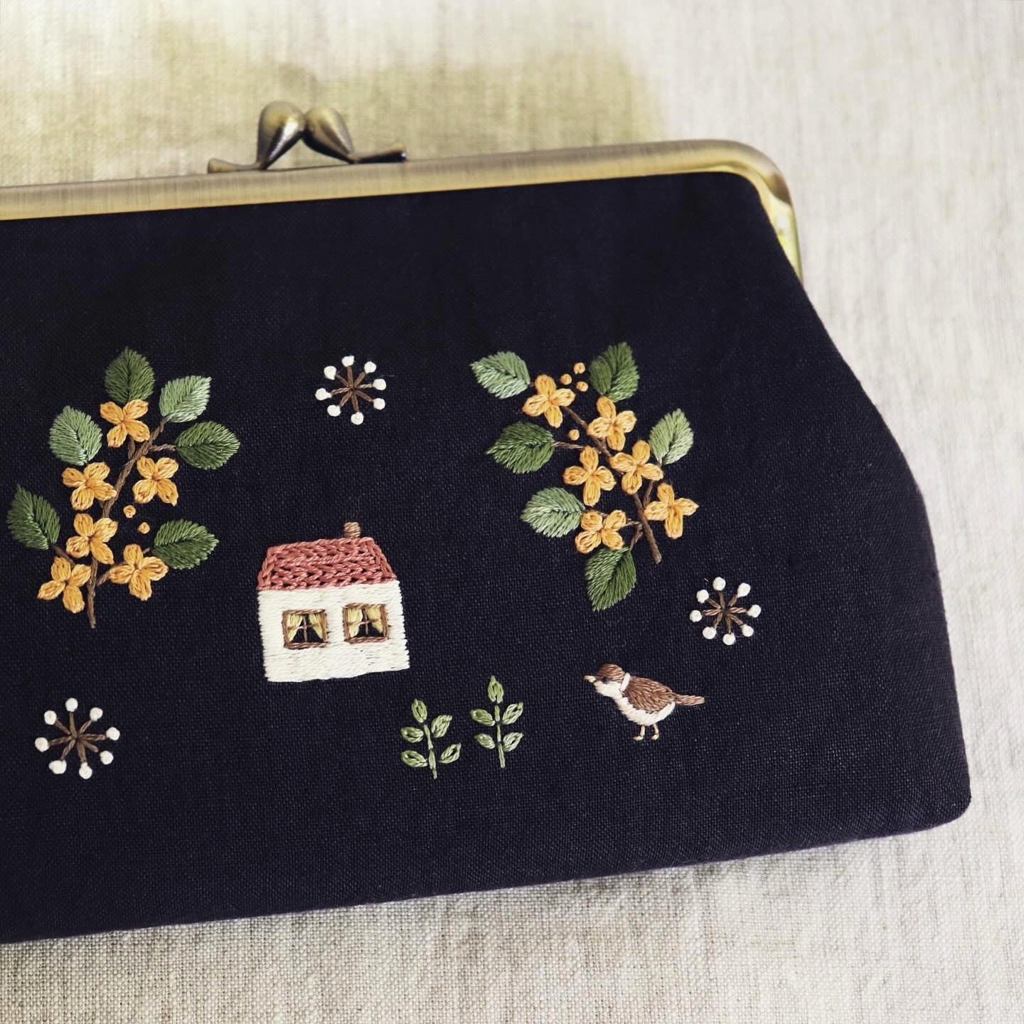 手刺繍のがま口ポーチ『金木犀の咲く頃』角型 がま口 スミレソラ