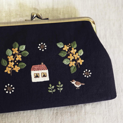 手刺繍のがま口ポーチ『金木犀の咲く頃』角型 がま口 スミレソラ