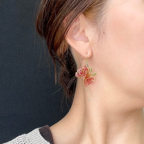 ローズ揺れる花びらピアス レッド | amiti