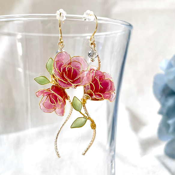 色が変わる薔薇咲くピアス/イヤリング ٭❀* 揺れる大人可愛い・華奢で