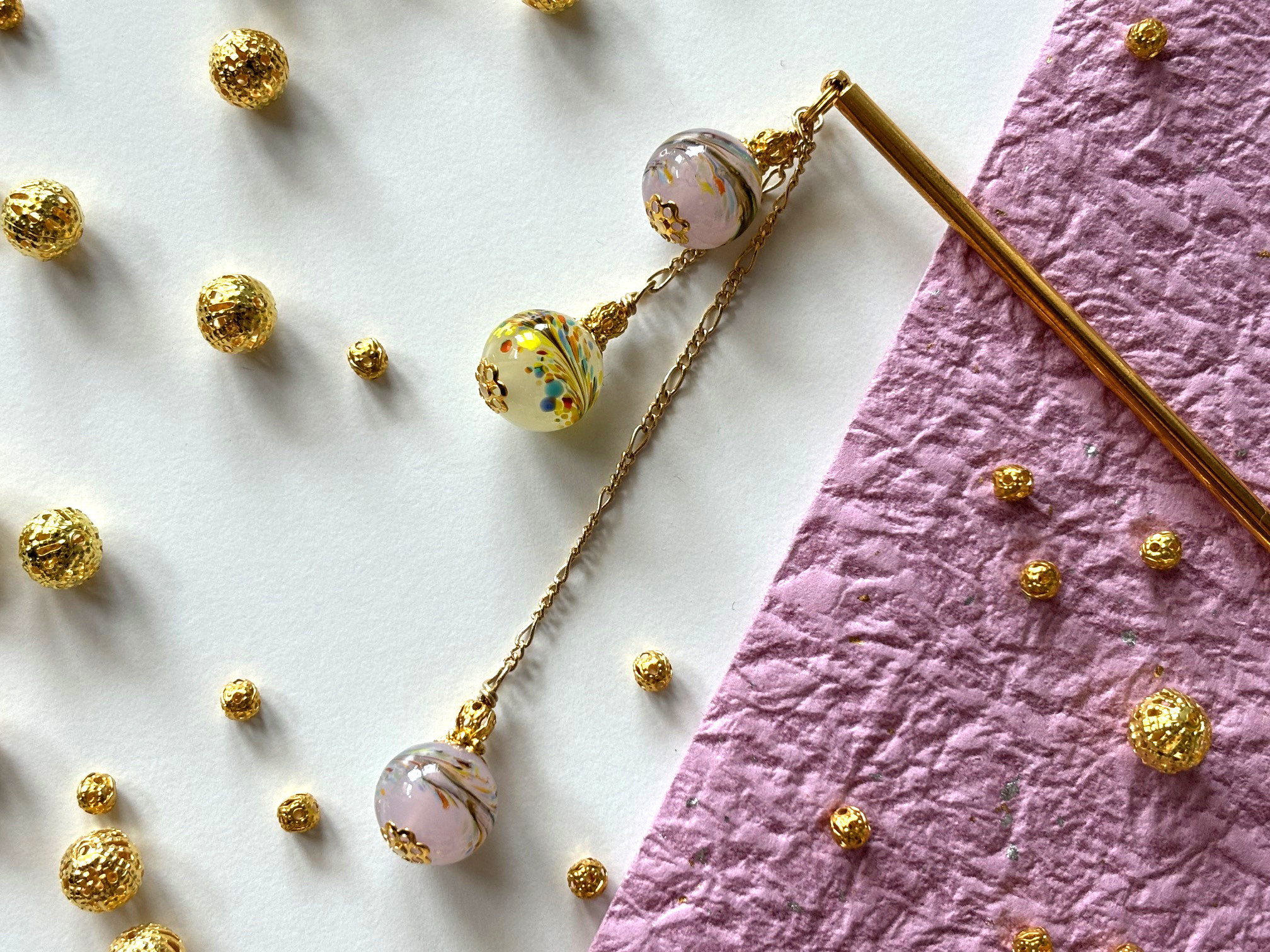 かんざし　夏祭りのヨーヨーの様なピンクと黄色のとんぼ玉３連A　桃色　イエロー　一本挿し　一本簪　縁日　トンボ玉　0142