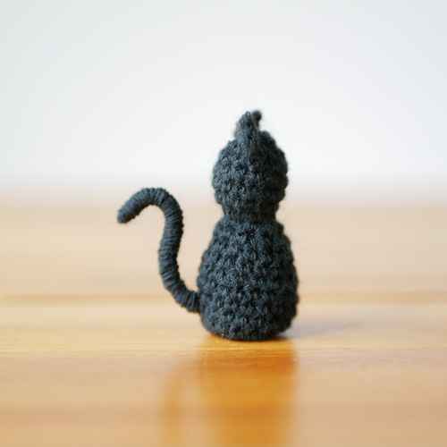 ハロウィンの置物（黒猫）　ハンドメイド 手編み デジタル】かぎ針編みのハロウィンパターンあみぐるみ黒猫の