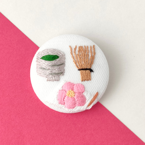 受注制作】お抹茶をどうぞ刺繍ブローチ 茶道 ブローチ かなちゃん手