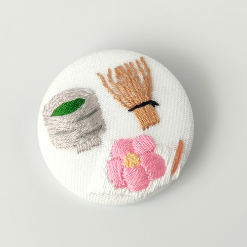 受注制作】お抹茶をどうぞ刺繍ブローチ 茶道 ブローチ かな