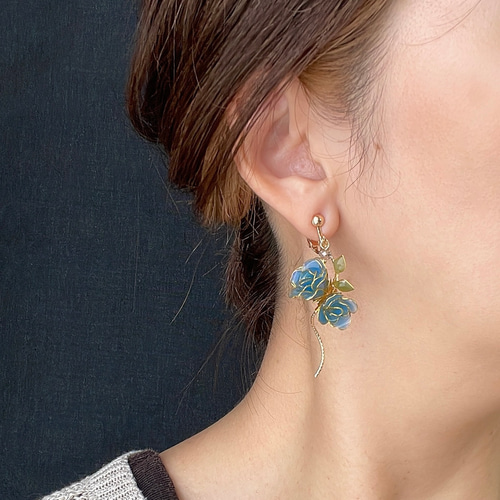 色が変わる薔薇咲くピアス/イヤリング ٭❀* 揺れる大人可愛い・華奢で