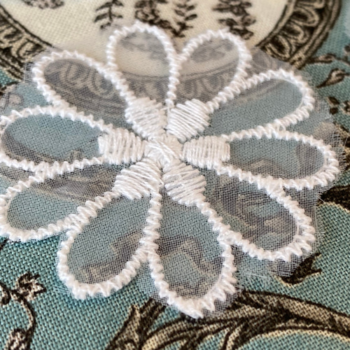 新商品！アンティーク調でお洒落！『レースアップリケ 花モチーフ