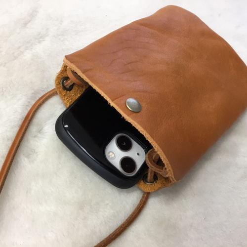 ハンドメイド　牛ヌメ革　スマホ用サコッシュ ハンドメイド 牛ヌメ革 スマホ用サコッシュ ハンドメイド 牛ヌメ