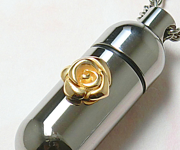 ピルケースペンダント（内部に硬質ガラス容器付）純チタン製・ゴールドローズ付き【裏面にご希望により刻印が入ります】日本製
