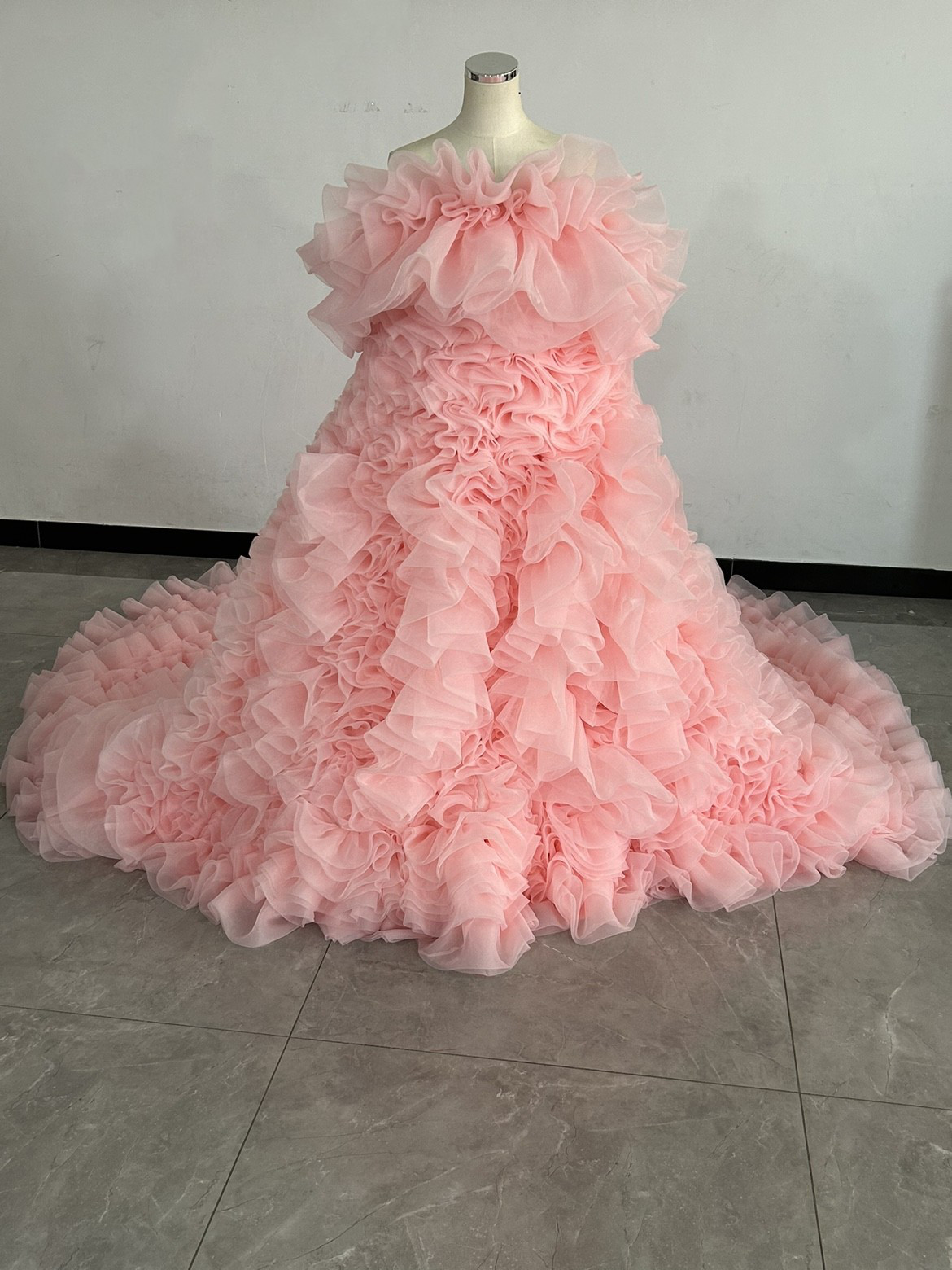 オフショルダー ピンクカラードレス オーガンジー フリル ボリューミー豪華！華やかなトレーン ボリュームドレス/前撮り