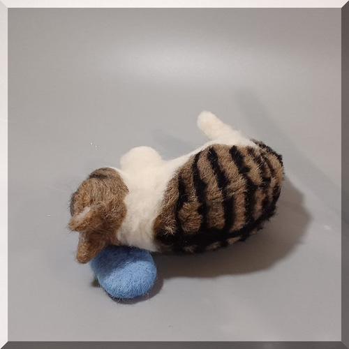羊毛フェルト *キジシロ猫ちゃん*ハンドメイド 羊毛フェルト 猫 キジシロ子猫ちゃん キジ白 ねこ ネコ 猫