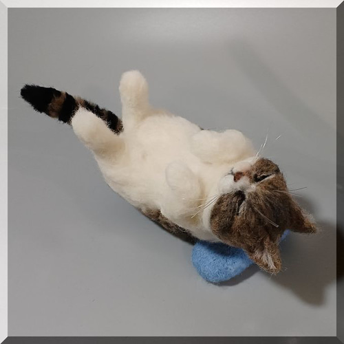 羊毛フェルト *キジシロ猫ちゃん*ハンドメイド 羊毛フェルト 猫 キジシロ子猫ちゃん キジ白 ねこ ネコ 猫