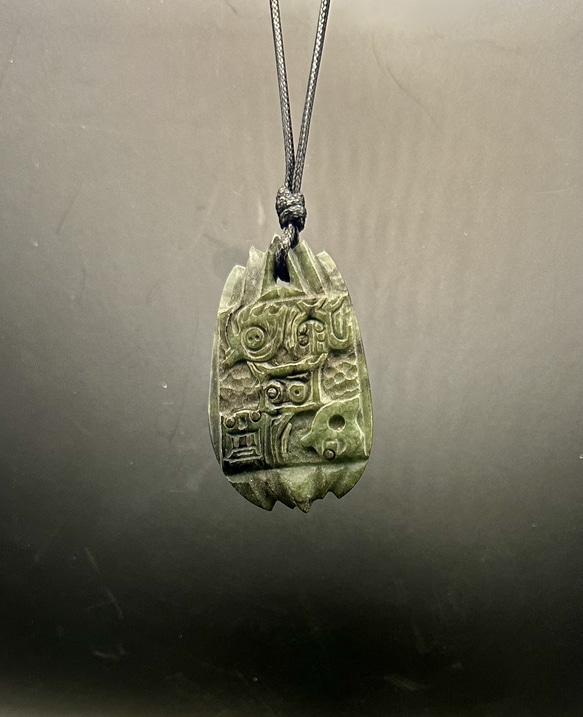 本翡翠ペンダント 山水 天然 根付 春彩 手彫り 師匠作品 ギフト
