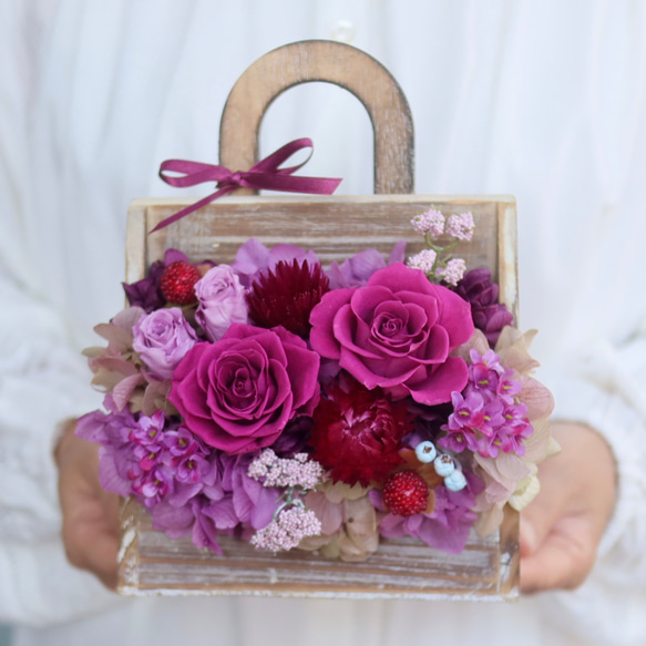 紫陽花の花冠と花びらバッグ 紫のバラと紫陽花のプリザーブドフラワーバッグアレンジ（クリア