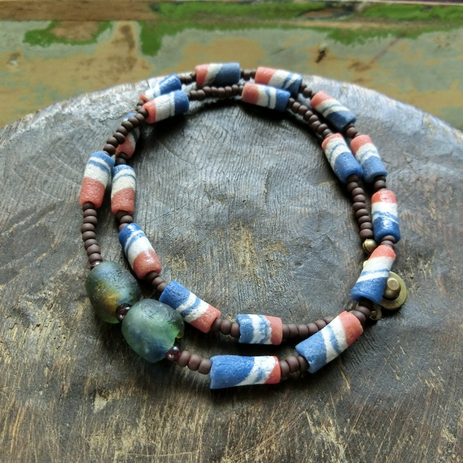 アフリカ再生ビーズのネックレス