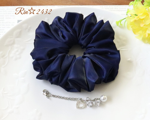 上質なサテン・D】厚くしっかりした生地感と光沢感が特徴のシュシュ