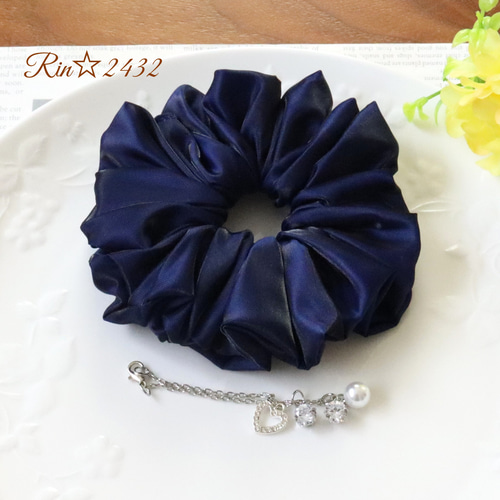 上質なサテン・D】厚くしっかりした生地感と光沢感が特徴のシュシュ