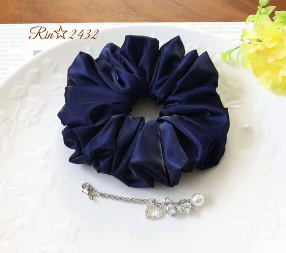 上質なサテン・D】厚くしっかりした生地感と光沢感が特徴のシュシュ