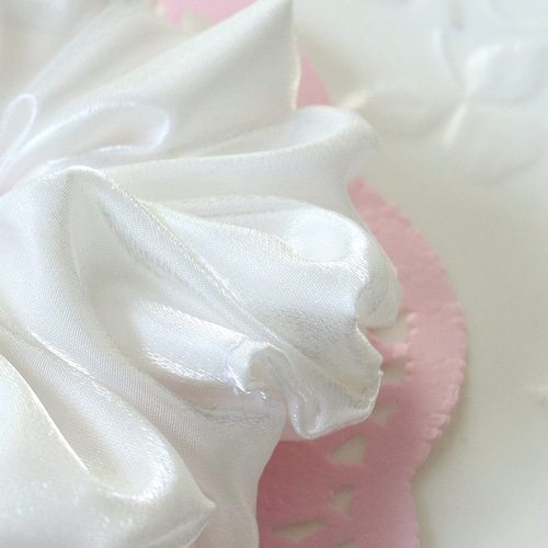 サテン生地シュシュ⭐︎パールフリンジ付き⭐︎白 シュシュ パール付き リボン サテン : ZOZOTOWN Yahoo!店 - 通販