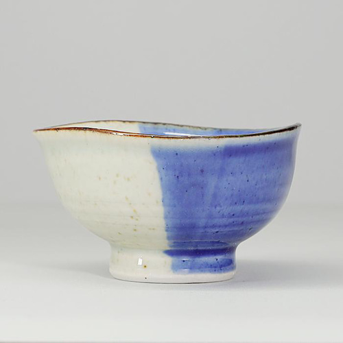 白磁ぐい呑み　酒器　作家物　染付紋様あり　陶芸 白磁ぐい呑み 酒器 作家物 染付紋様あり 陶芸（酒器 片口