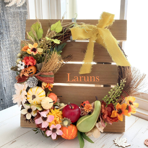 玄関に飾りたいハロウィンリース コスモスとオレンジパンプキン