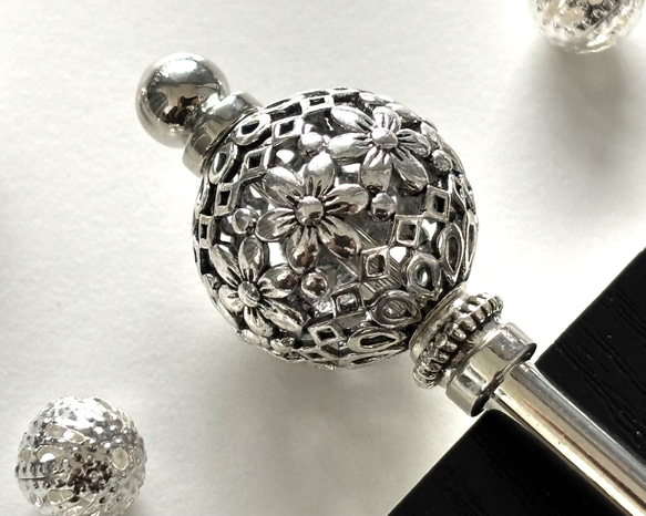 アンティーク　時代物　ウラン　和ガラス　かんざし　簪　球体　江戸ガラス　和装小物 かんざし アジアンエスニック花柄の透かしボールビーズ シルバー 一本
