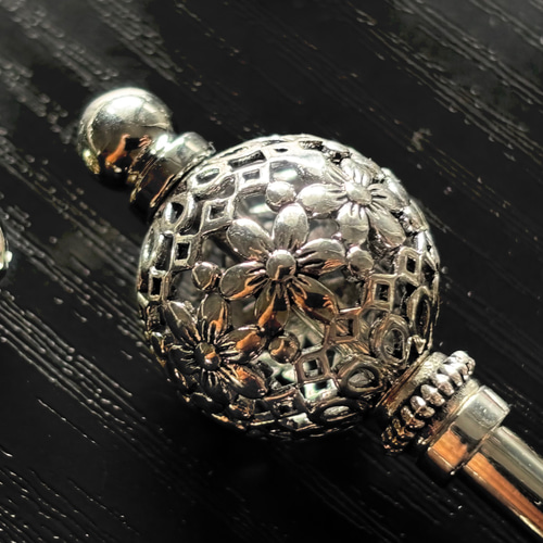 アンティーク　シルバー　簪かんざし かんざし アジアンエスニック花柄の透かしボールビーズ シルバー 一本