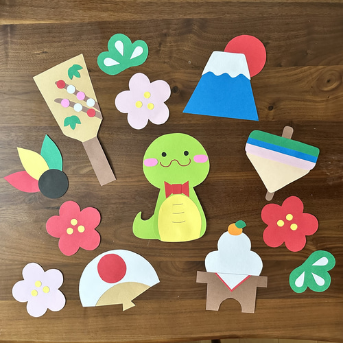 ハンドメイド折り紙　製作パーツ　壁面飾り　お正月　干支　富士山とへびさん 製作 お正月 巳年 | TikTok ハンドメイド折り紙 製作パーツ 壁面