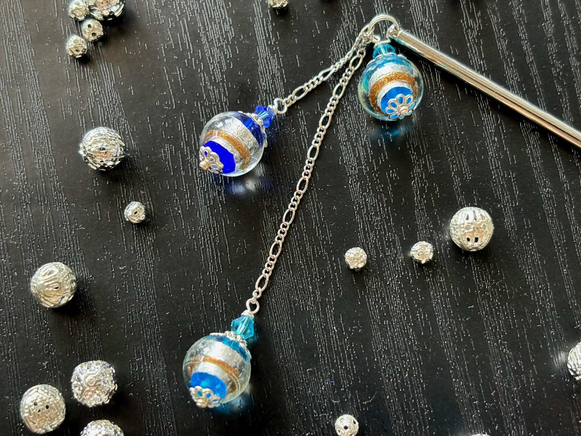 かんざし　水色＆青と銀箔調の和風とんぼ玉　一本挿し　一本簪　トンボ玉　ガラス　紺　ネイビー　蜻蛉玉　涼しげ　0150