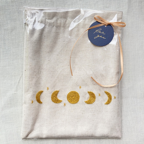 手刺繍・名入れ可】月の満ち欠けと小さな星のフリル巾着 巾着袋