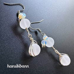 フロスト水晶＆シンセテックオパール ワイヤーアートピアス