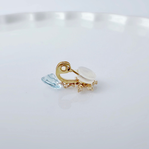 雪の結晶と揺れるクリアスカイブルートパーズのかわいいイヤリング
