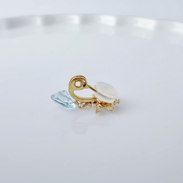 雪の結晶と揺れるスカイブルートパーズのイヤリング 11月の誕生石 天然石 誕生日プレゼント クリスマス 秋冬 9枚目の画像