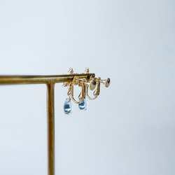 雪の結晶と揺れるスカイブルートパーズのイヤリング 11月の誕生石 天然石 誕生日プレゼント クリスマス 秋冬 4枚目の画像