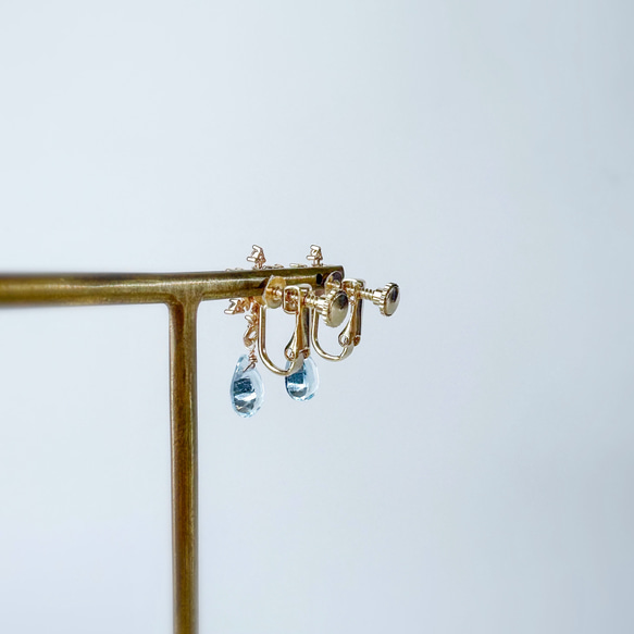 雪の結晶と揺れるスカイブルートパーズのイヤリング 11月の誕生石 天然石 誕生日プレゼント クリスマス 秋冬 4枚目の画像