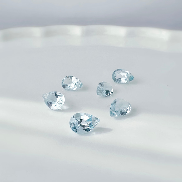 雪の結晶と揺れるスカイブルートパーズのイヤリング 11月の誕生石 天然石 誕生日プレゼント クリスマス 秋冬 10枚目の画像