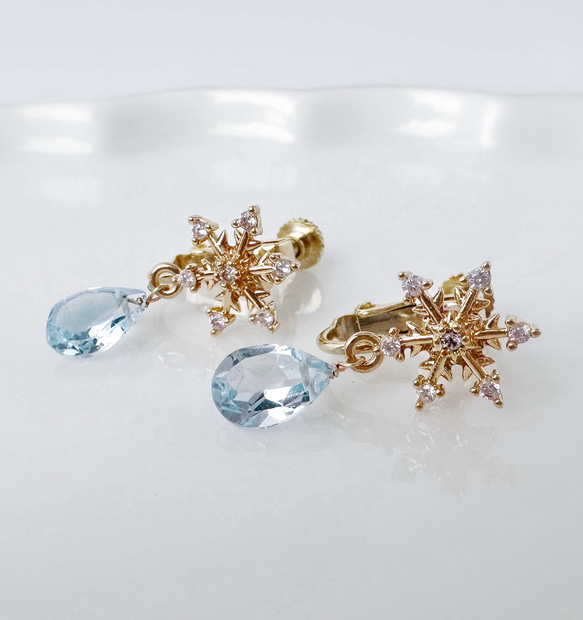 雪の結晶と揺れるスカイブルートパーズのイヤリング 11月の誕生石 天然石 誕生日プレゼント クリスマス 秋冬 11枚目の画像