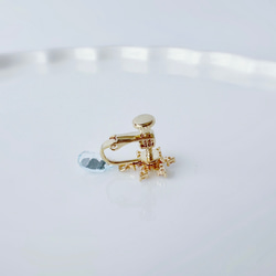 雪の結晶と揺れるスカイブルートパーズのイヤリング 11月の誕生石 天然石 誕生日プレゼント クリスマス 秋冬 5枚目の画像