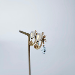 雪の結晶と揺れるスカイブルートパーズのイヤリング 11月の誕生石 天然石 誕生日プレゼント クリスマス 秋冬 7枚目の画像