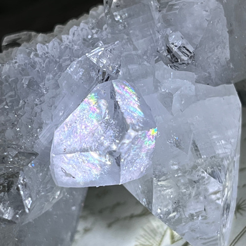 カルセドニー共生　天使の水晶　レインボー　アポフィライト　原石　クラスター カルセドニー共生 天使の水晶 レインボー アポフィライト 原石
